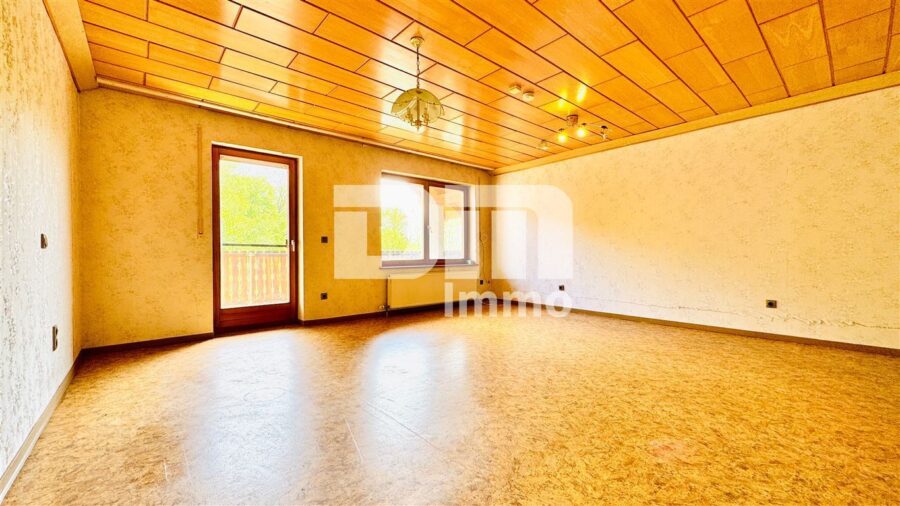 Einfamilienhaus mit Einliegerwohnung in Traumlage mit Terrasse, Naturgarten und Garage - DG Wohn / Esszimmer / Zugang Balkon